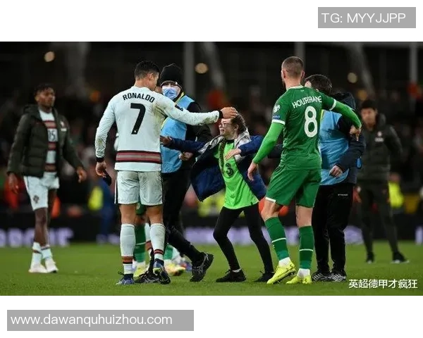 球迷疯狂冲进场内竟抢走C罗球衣引发热议